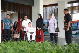 Anas-Sinta Wahid Keliling Terminal Hijau Bandara Banyuwangi