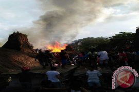 Empat Rumah di Kampung Adat Tarung Terbakar 