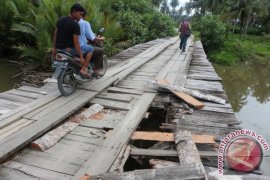 JEMBATAN AKSES WISATA MENTAWAI RUSAK Page 1 Small