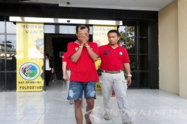 Polisi Tangkap Seorang Ayah karena Menyetubuhi Anaknya