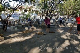 BPJS Ketenagakerjaan Rungkut Bantu Membersihkan Makam Boto Putih