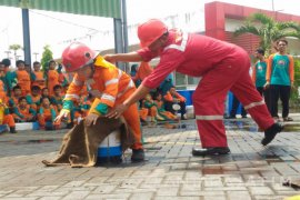 SD Muhammadiyah 6 Perkenalkan Alat Pemadam Kebarakan kepada Siswa