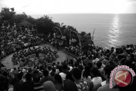 Setiap Hari, 15.000 Wisatawan Mengunjungi Pura Uluwatu