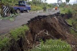 Jalan Raya Pelabuhan Popoh Ambrol Terseret Longsor