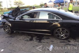 Seorang Tewas dalam Kecelakaan Mobil di Surabaya