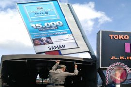 POLISI PAMONG PRAJA MENERTIBKAN PAPAN REKLAME