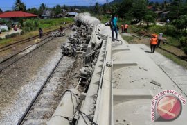 Penumpang KA diangkut bus akibat babaranjang anjlok