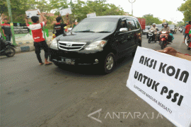 Suporter "Madura Bersatu" Galang Koin untuk PSSI