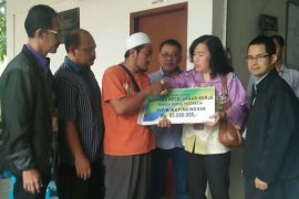 Ahli Waris Korban Kecelakaan Kerja di Malaysia Terima Santunan