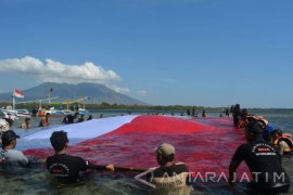 Puluhan Pemuda Karang Taruna Situbondo Kibarkan Bendera "Raksasa" di Laut