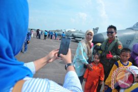 Berfoto bersama pilot pesawat tempur Hawk Page 1 Small