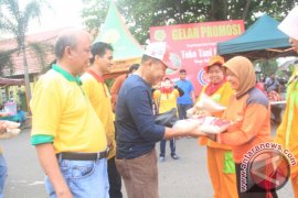 Petugas Kebersihan Terima Beras Gratis