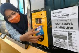 Penjual "e-Toll" datangi pengendara Suramadu