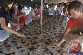 Pengungsi Gunung Agung Merayakan "Penampahan" di Pengungsian