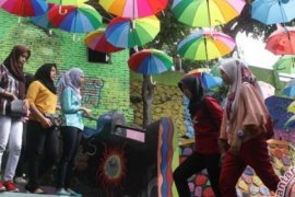 Mahasiswa UMM Percantik Kampung Kota Malang Dengan Jembatan Kaca