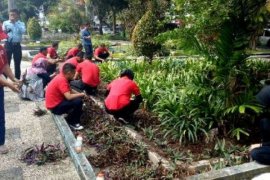 Puluhan Pegawai Alfamart Revitalisasi Taman Kota Pekanbaru