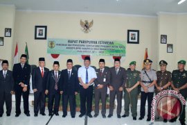 RAPAT PARIPURNA ISTIMEWA DPRD HST