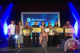 Dosen dan Tenaga Kependidikan UI Terima Anugerah Berprestasi 