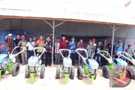 PENYERAHAN BANTUAN ALAT MESIN PERTANIAN