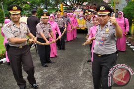 Polisi Agam Laksanakan Upacara Pedang Pora Lepas Pensiunan