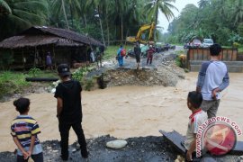 JEMBATAN DITERJANG BANJIR Page 1 Small