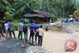 JEMBATAN DITERJANG BANJIR Page 2 Small