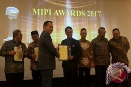 Bupati Agam Terima Penghargaan MIPI Award 2017