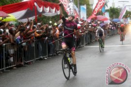 Culey juara, lewati garis finis sambil joget