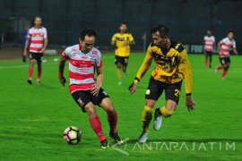 Klub Bola Dua Negara Ikuti Suramadu Super Cup
