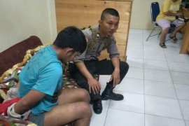 Apes! Kehabisan Bensin, Penjambret Dikeroyok Massa
