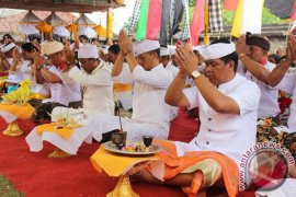 Wagub Bali Menghadiri Ritual "Pujawali Rejang" 