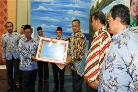 Gubernur Menerima Penghargaan Peduli Perguruan Swasta 