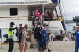 Kapal pesiar MV Coral Discoverer singgah di Pelabuhan Jayapura 