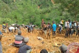 Mahasiswa serahkan bantuan korban longsor