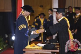 Wisuda Doktor Dirut BJB Page 1 Small