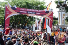 Pemkab Tanah Datar Kenalkan Makan "Bajamba" Kepada Peserta TdS 