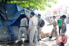 Satpol-PP Tanah Bumbu bongkar warung remang-remang