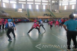 Lomba Tradisional Gobak Sodor dan Dagongan Digelar Peringati HUT Dharma Wanita (Video)