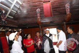 Menpar Kunjungi Istana Sisingamangaraja XII di Bakkara 