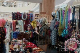 Pelaku UKM gelar bazar kerajinan di Palembang