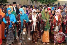 Anak-Menantu Presiden Jokowi Ikut Menari Tor-Tor