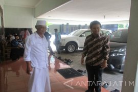 Emil Temui KH Anwar Iskandar di Kediri 