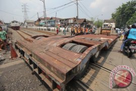 TRUK TRAILER TERSANGKUT REL Page 1 Small