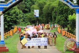 Tuntut Gaji ,Ratusan Guru Datangi DPRD