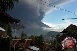 Guyuran abu vulkanik Gunung Agung sampai ke Jember