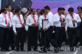Polrestabes Surabaya Anugerahi Penghargaan 80 Anggotanya