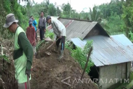 Akibat Hujan Lebat, Tebing Setinggi 25 Meter di Kabupaten Blitar Longsor 
