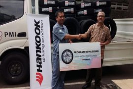 Hankook Beri Bantuan 40 Ban Ke PMI