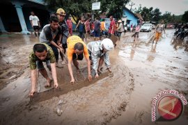 Gotong royong pasca banjir Page 1 Small