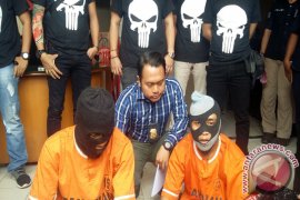 Polisi Tembak Oknum Pol PP Tersangka Penjambretan 